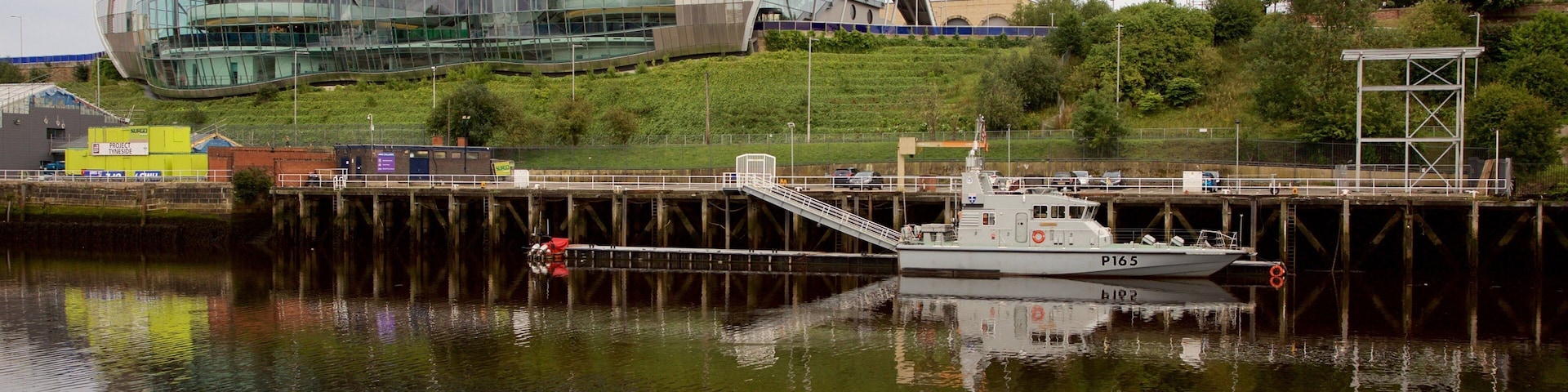 Sage Gateshead featuring modern architecture, theater scenes and a river or creek