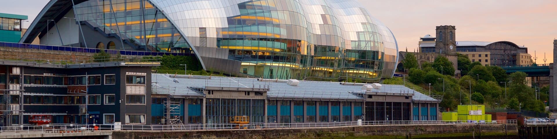 Sage Gateshead ofreciendo una ciudad, un río o arroyo y arquitectura moderna