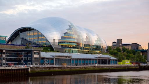 Sage Gateshead mostrando una ciudad, un río o arroyo y arquitectura moderna