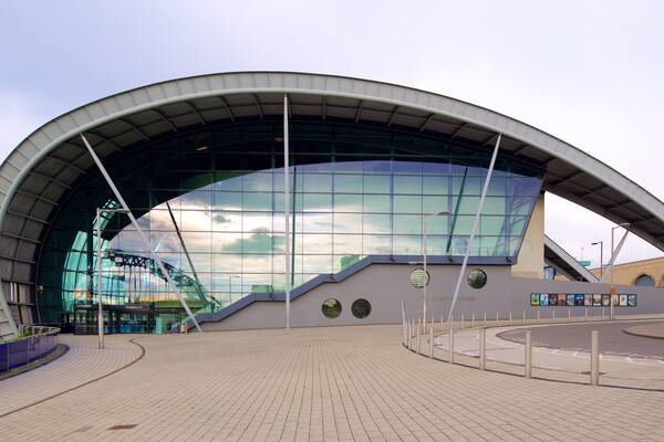 Sage Gateshead que incluye una ciudad y arquitectura moderna