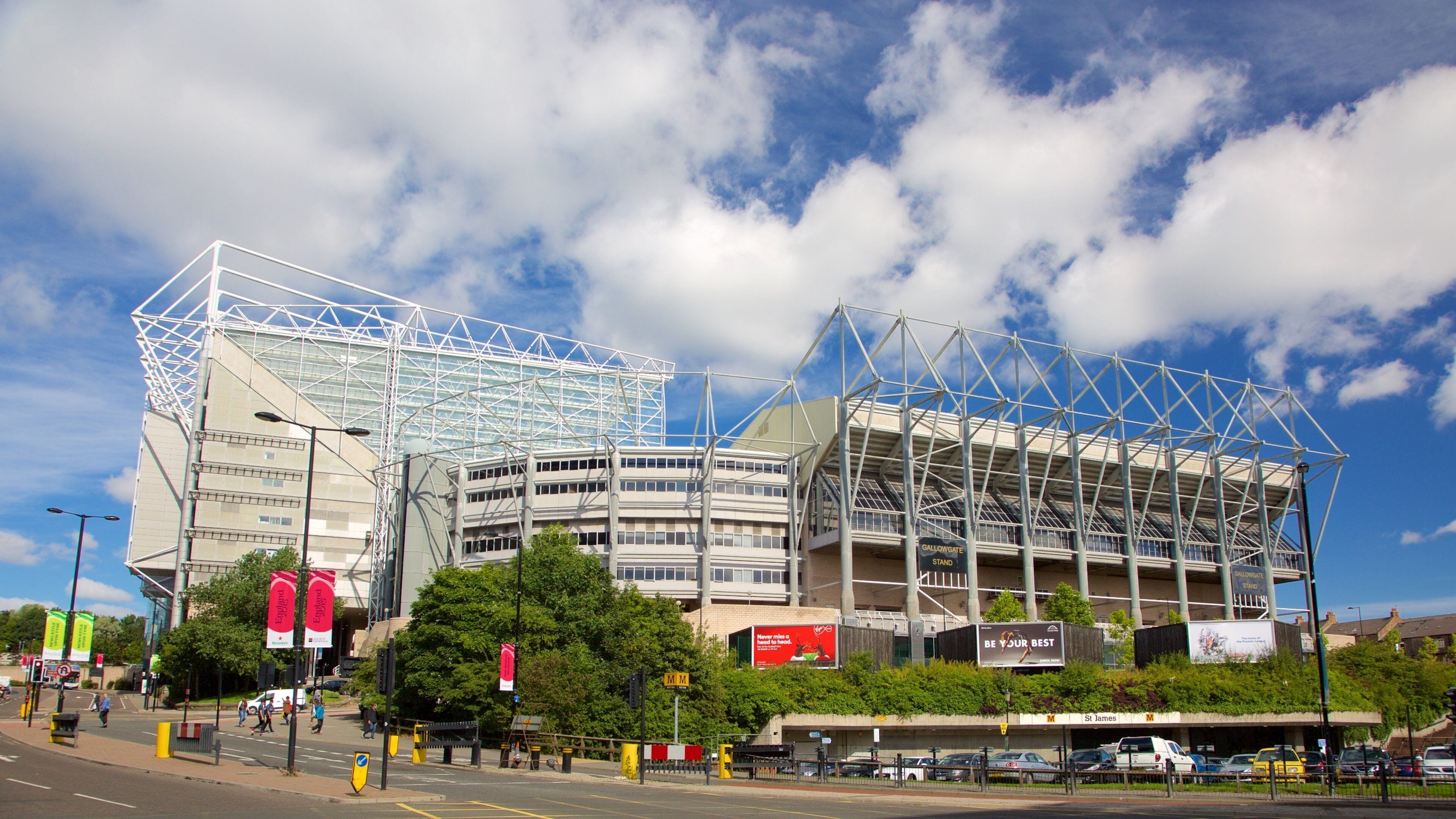 St. James\' Park showing modern architecture and a city