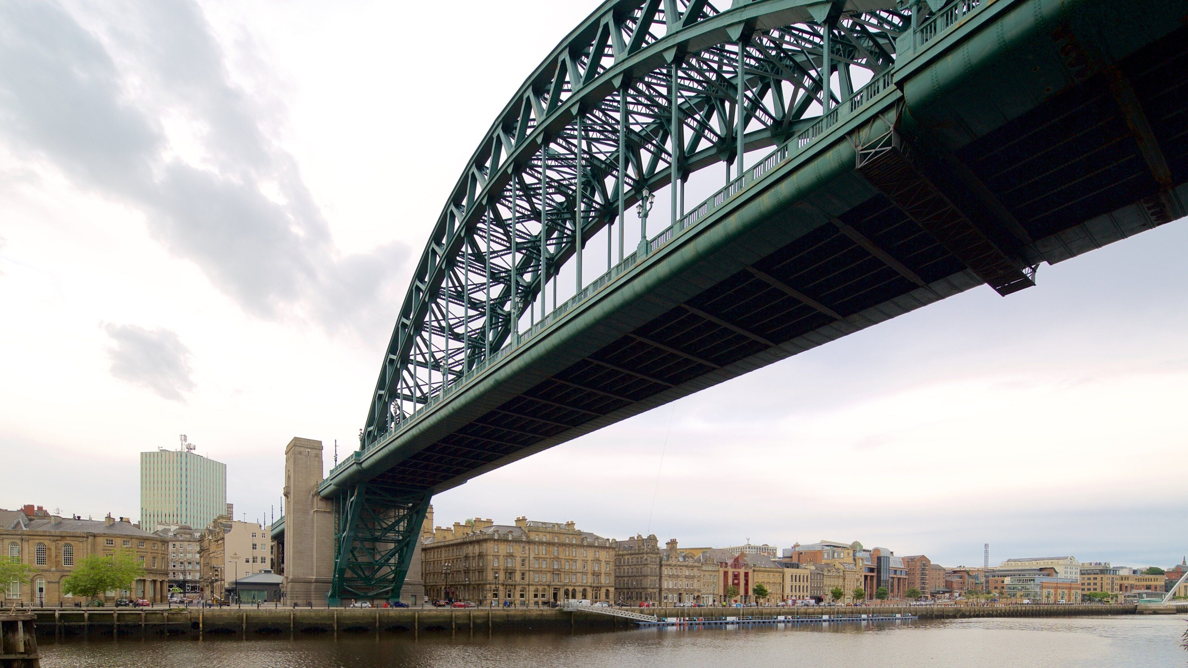 Tyne Bridge ofreciendo una ciudad, un río o arroyo y un puente