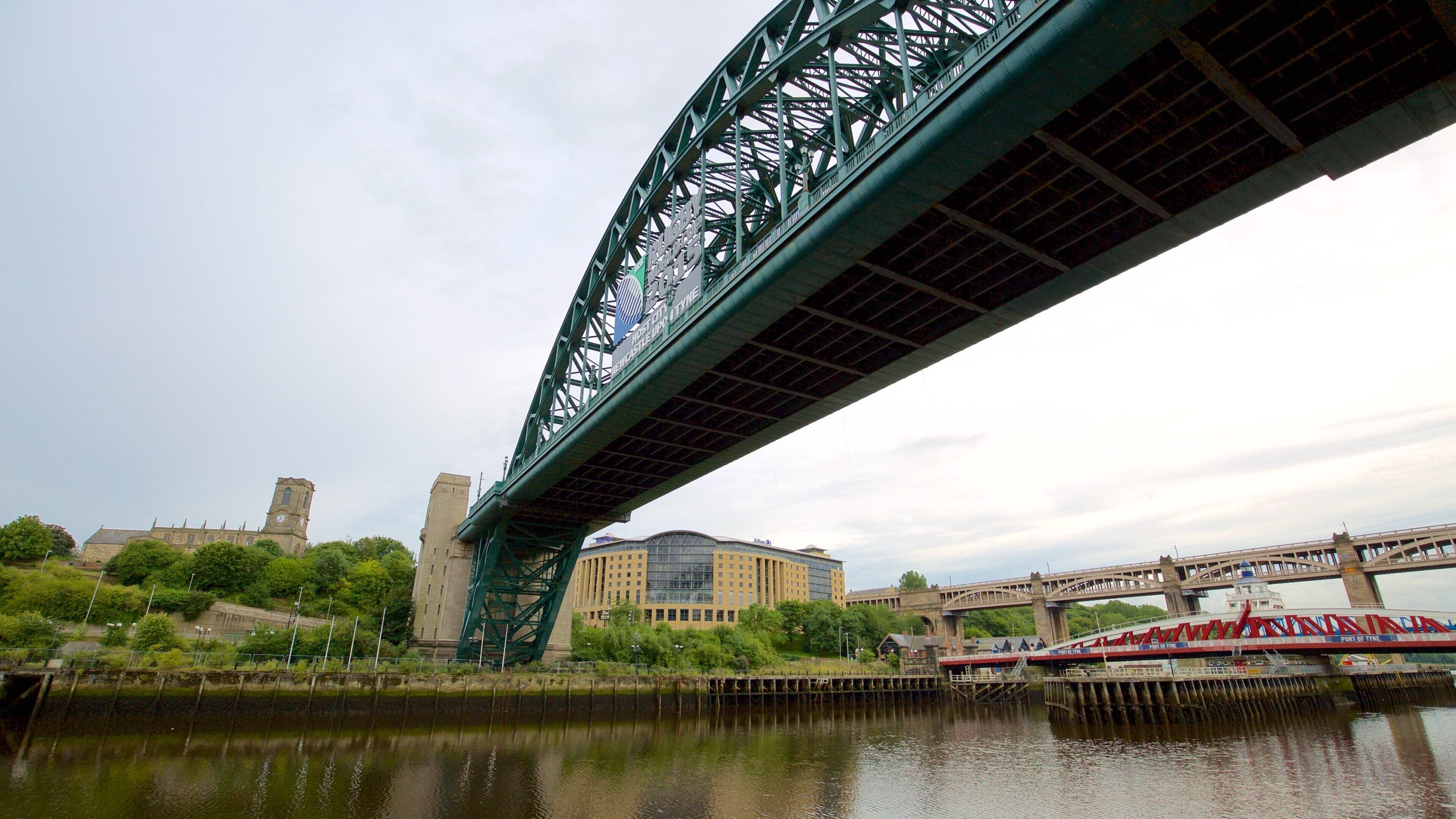 Tyne Bridge ofreciendo un río o arroyo y un puente