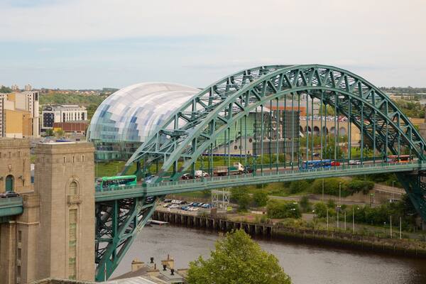 Tyne Bridge que incluye un río o arroyo, un puente y una ciudad