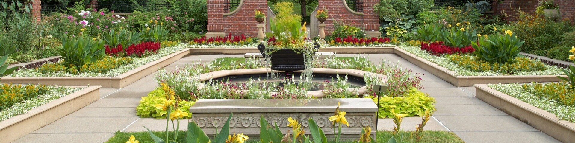 Lauritzen Gardens which includes a park and flowers