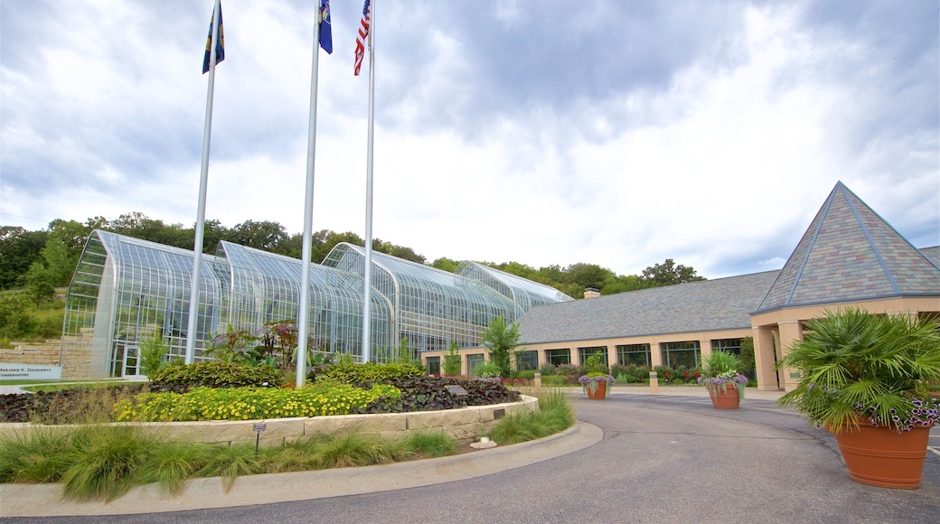 Lauritzen Gardens showing a park and wild flowers