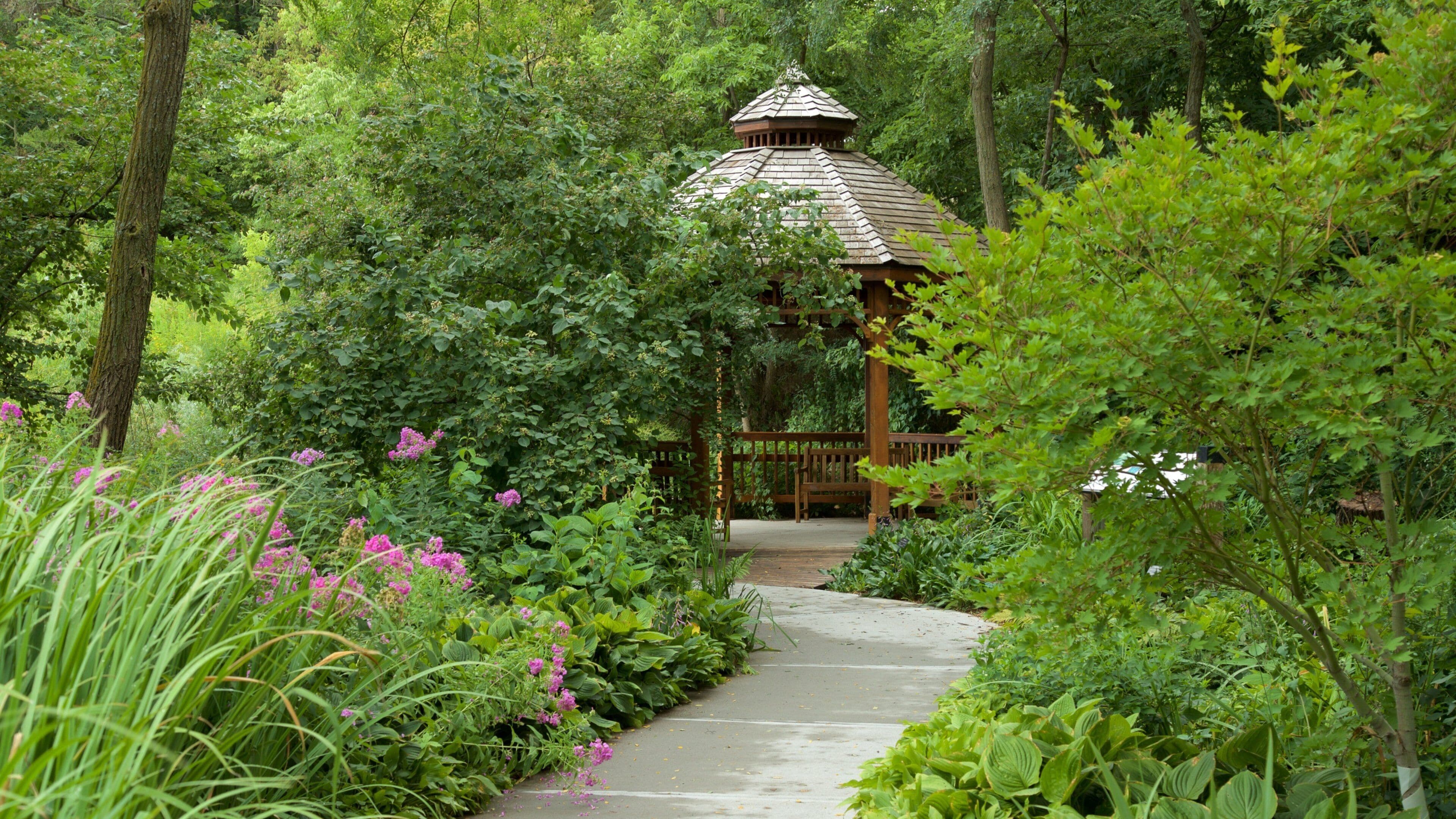 Lauritzen Gardens mostrando um jardim e flores silvestres