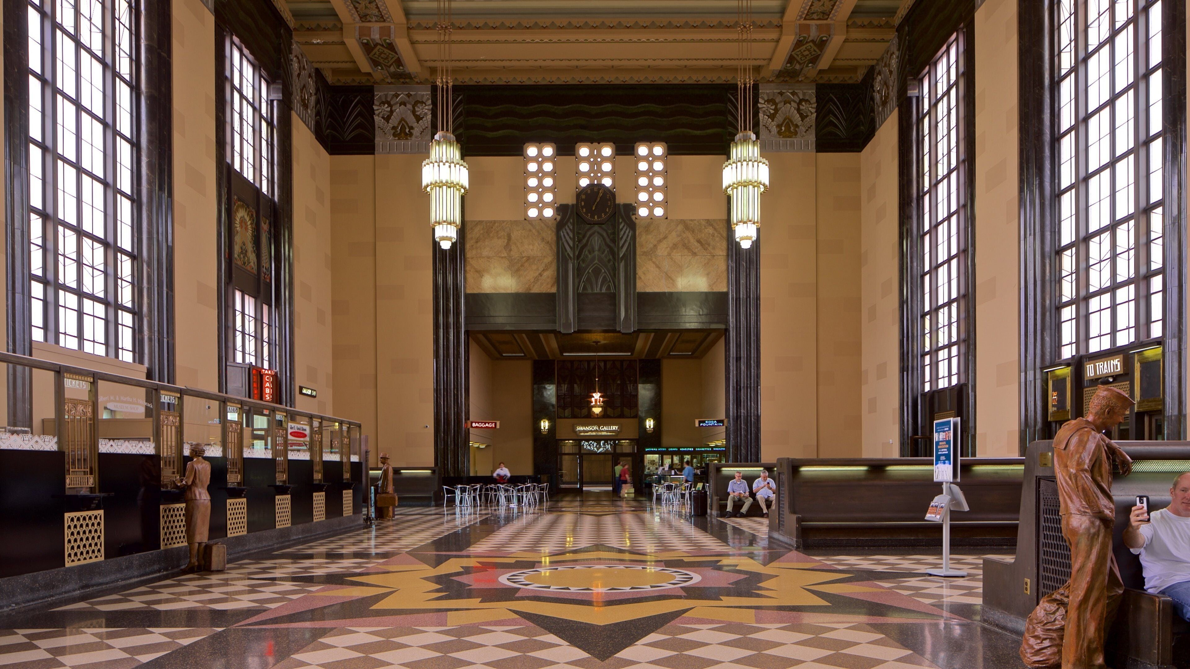 The Durham Museum mostrando vistas internas e uma estátua ou escultura