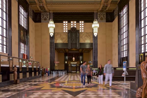 The Durham Museum das einen Innenansichten sowie kleine Menschengruppe