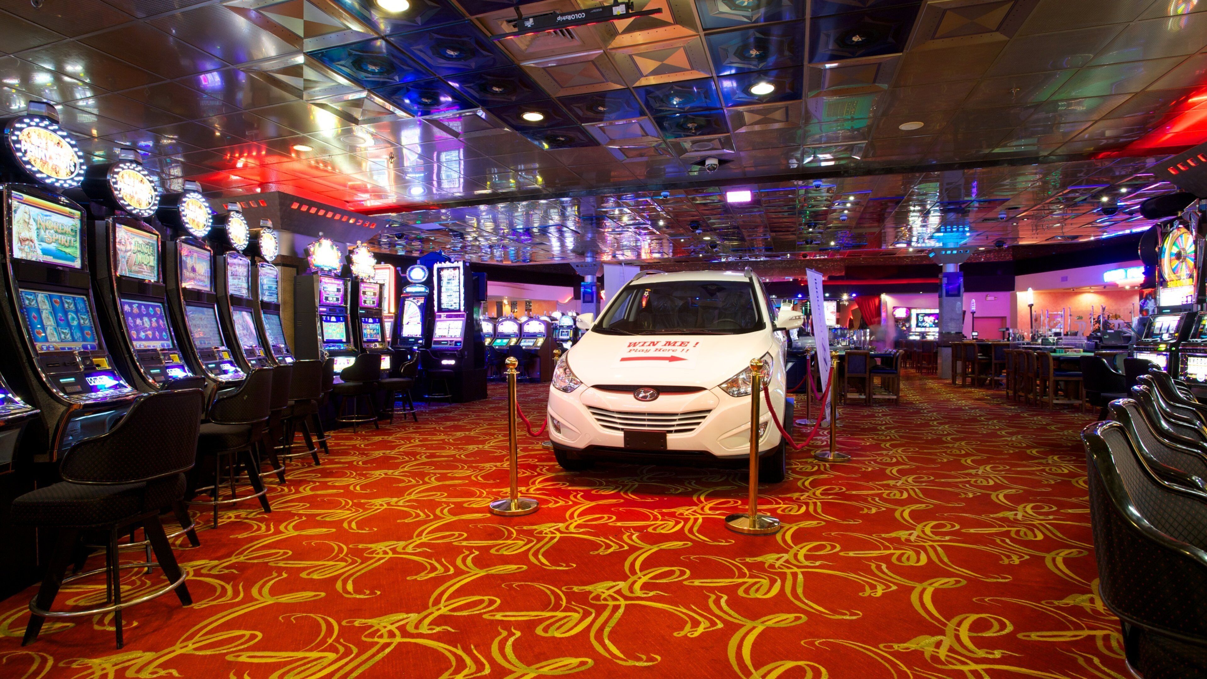 皇家賭場 呈现出 內部景觀 和 賭場