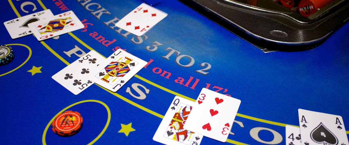 Hollywood Casino showing a casino and interior views