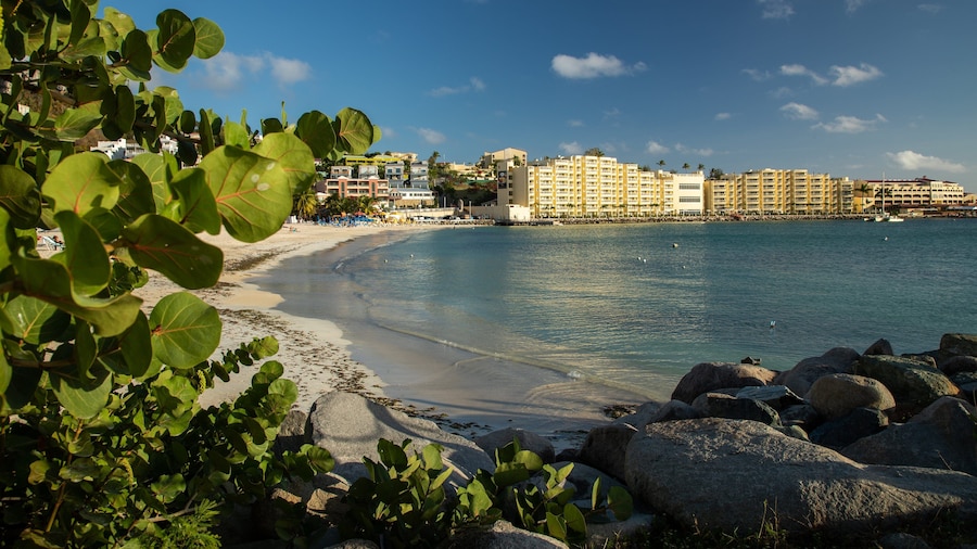 Kim Sha Beach showing a coastal town, a sandy beach and general coastal views