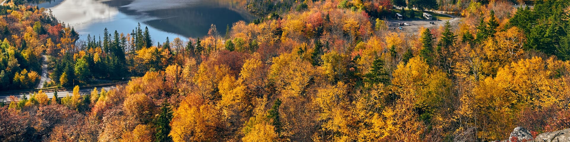 View of Echo Lake from Artist's Bluff in autumn. Fall colours in Franconia Notch State Park. White Mountain National Forest, New Hampshire, USA