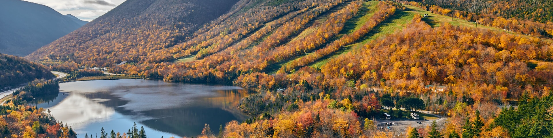 View of Echo Lake from Artist's Bluff in autumn. Fall colours in Franconia Notch State Park. White Mountain National Forest, New Hampshire, USA