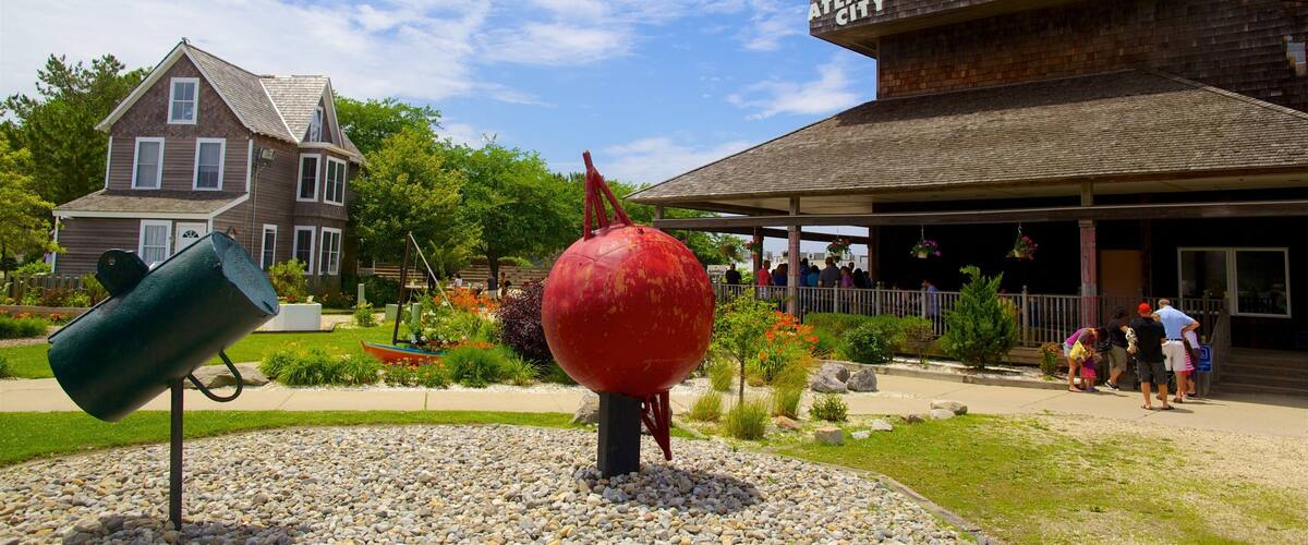 Atlantic City Aquarium showing signage, marine life and outdoor art