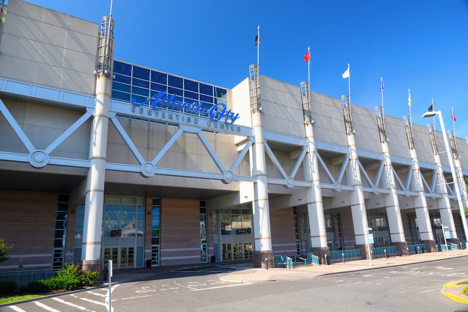 El exterior del Centro de Convenciones de Atlantic City, con su arquitectura distintiva y múltiples banderas.