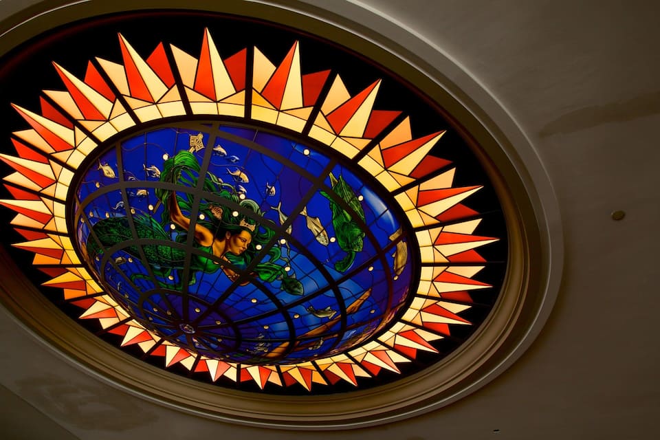 Una ventana de vitral con un diseño de globo terráqueo.