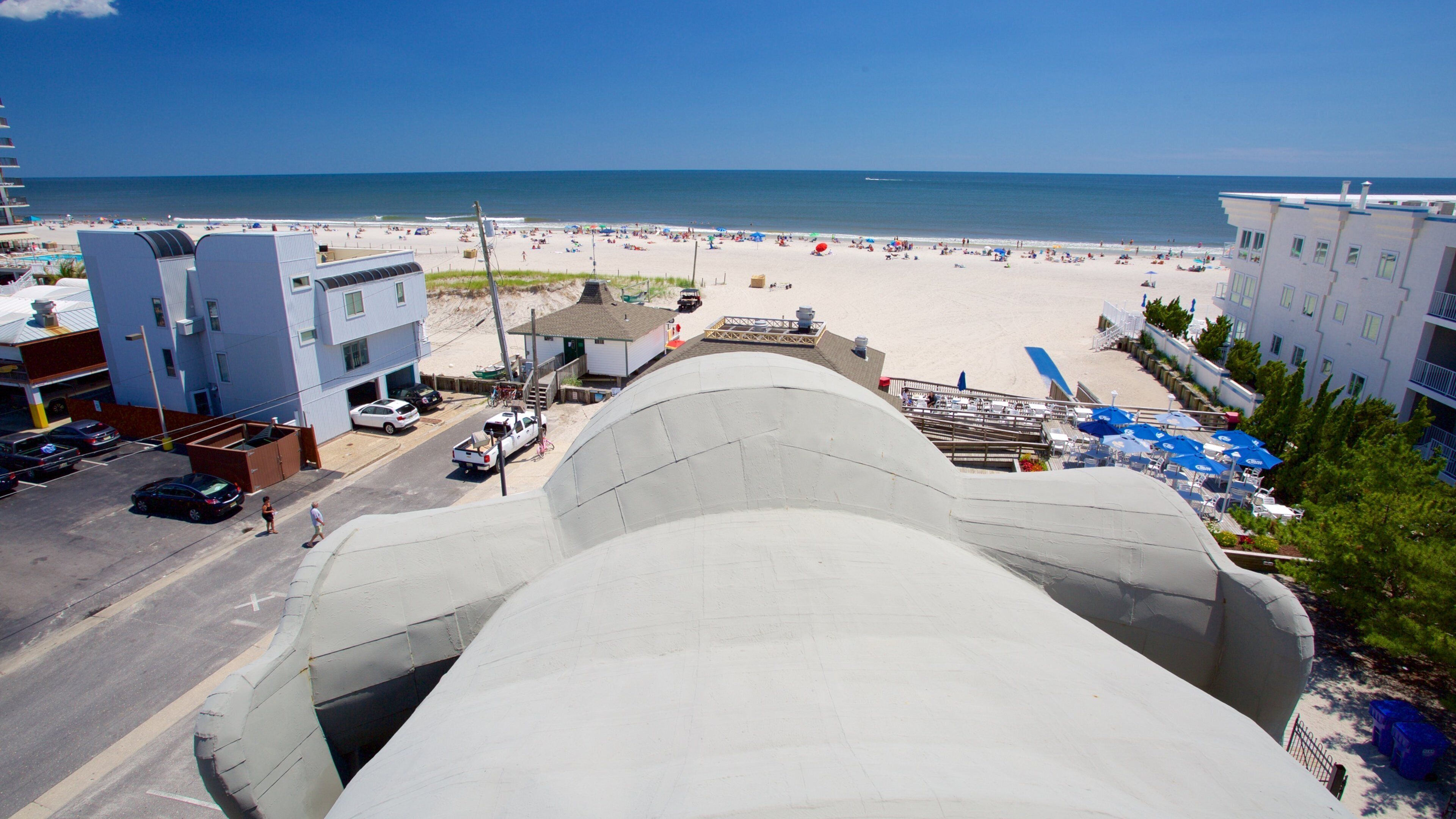 Lucy the Elephant ofreciendo vistas, una ciudad costera y una playa de arena