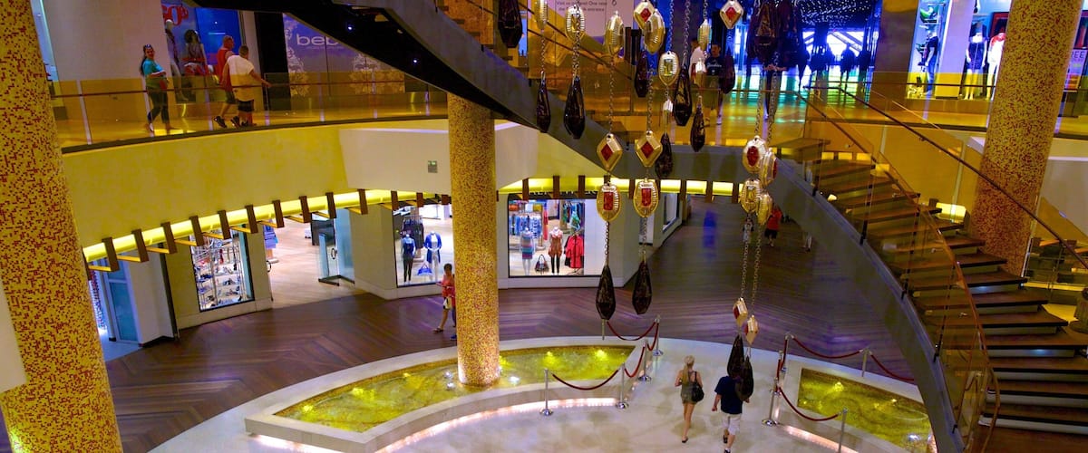 Pier Shops at Caesars ofreciendo vista interna y shopping