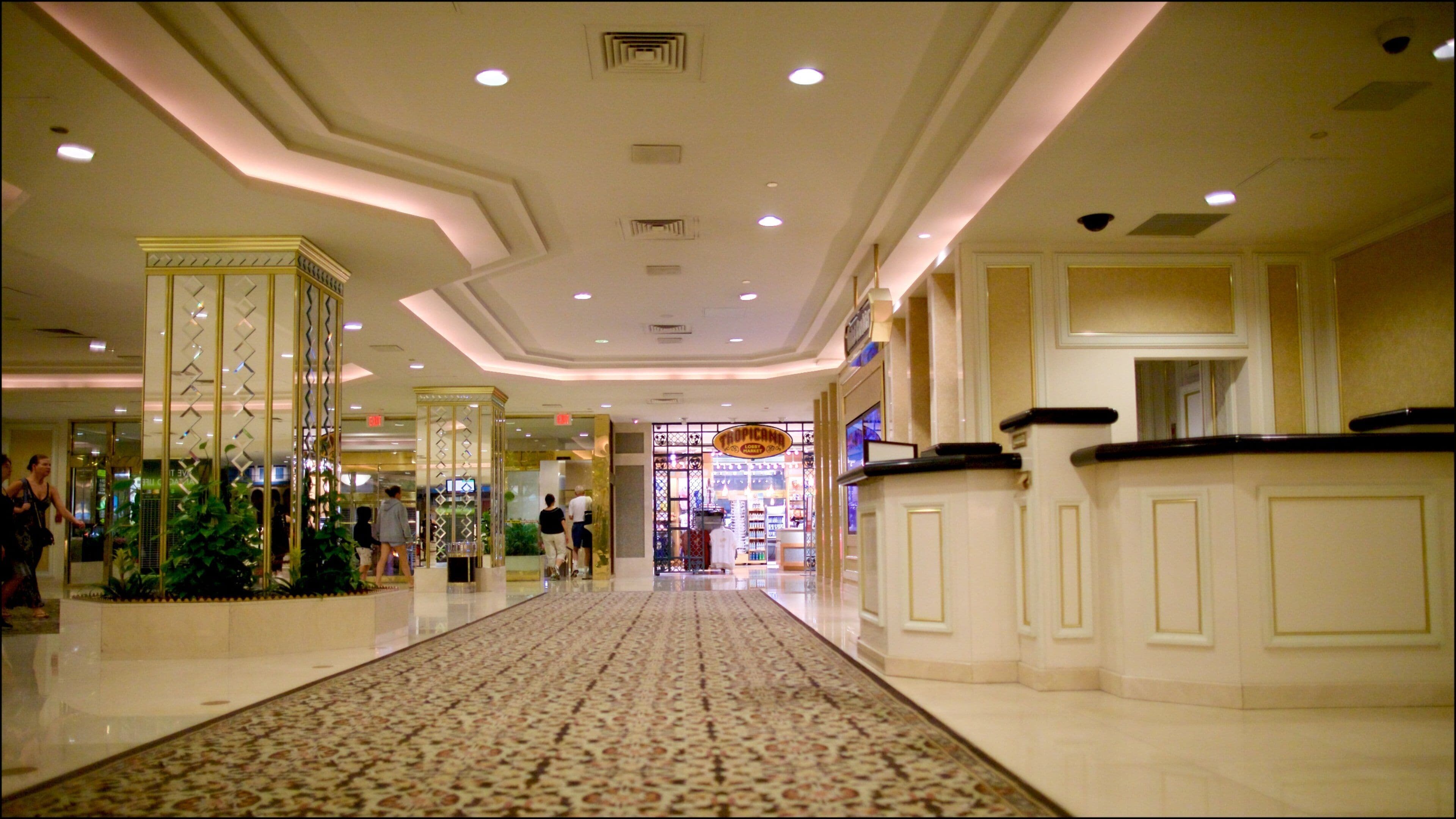 Centre commercial Quarter at Tropicana qui includes vues intérieures