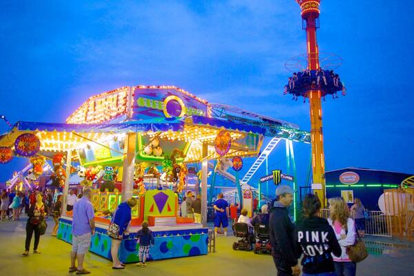 Muelle de acero ofreciendo vida nocturna, mercados y escenas nocturnas