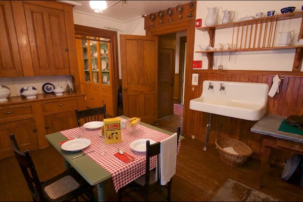 Emlen Physick Estate ofreciendo elementos del patrimonio, una casa y vistas interiores