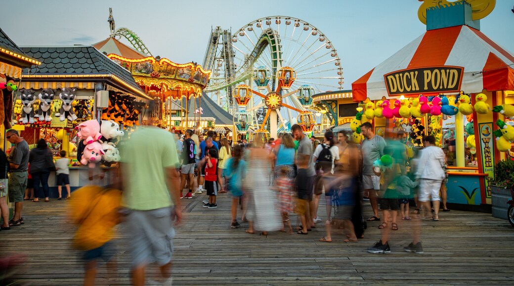 Mariner\'s Pier which includes rides as well as a large group of people