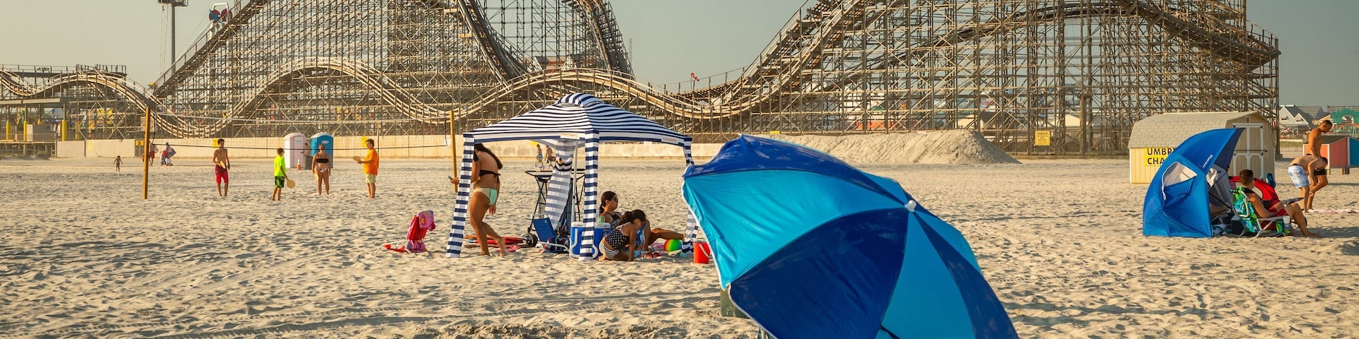 Wildwood Beach showing rides, general coastal views and a sandy beach