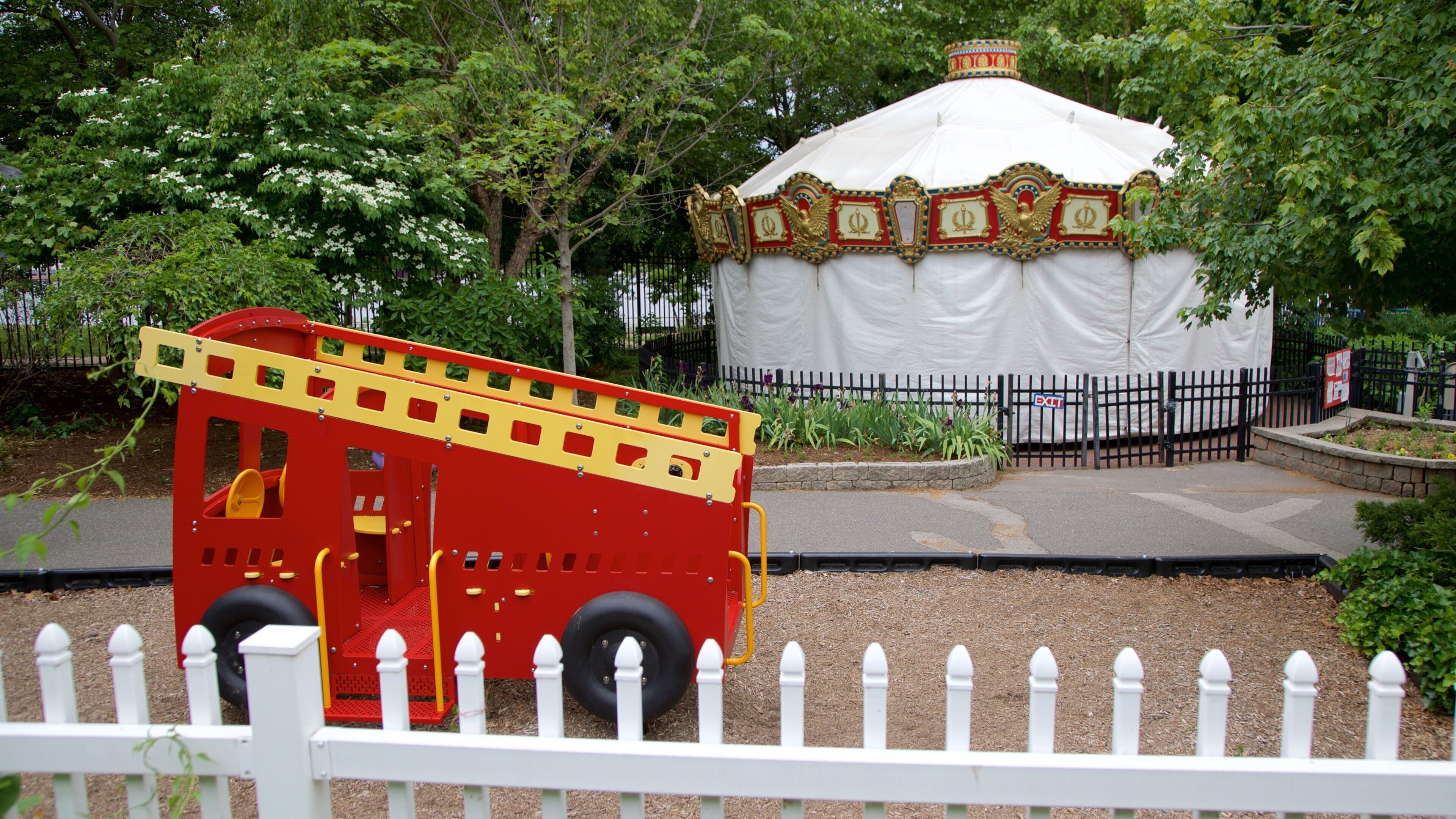 Camden Children\'s Garden ซึ่งรวมถึง สนามเด็กเล่น
