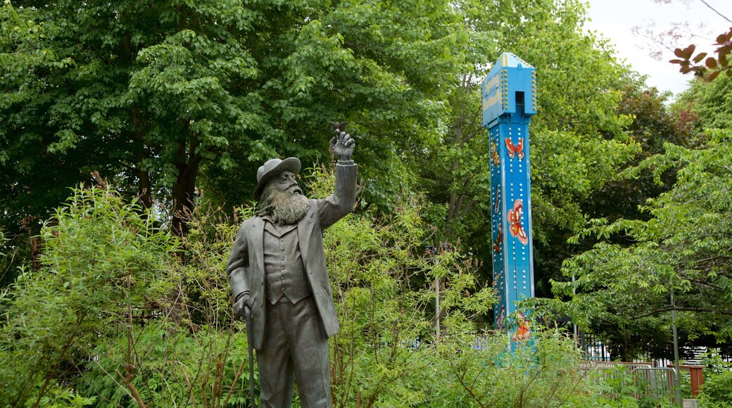 Camden\'s Children Garden mostrando una estatua o escultura y un jardín