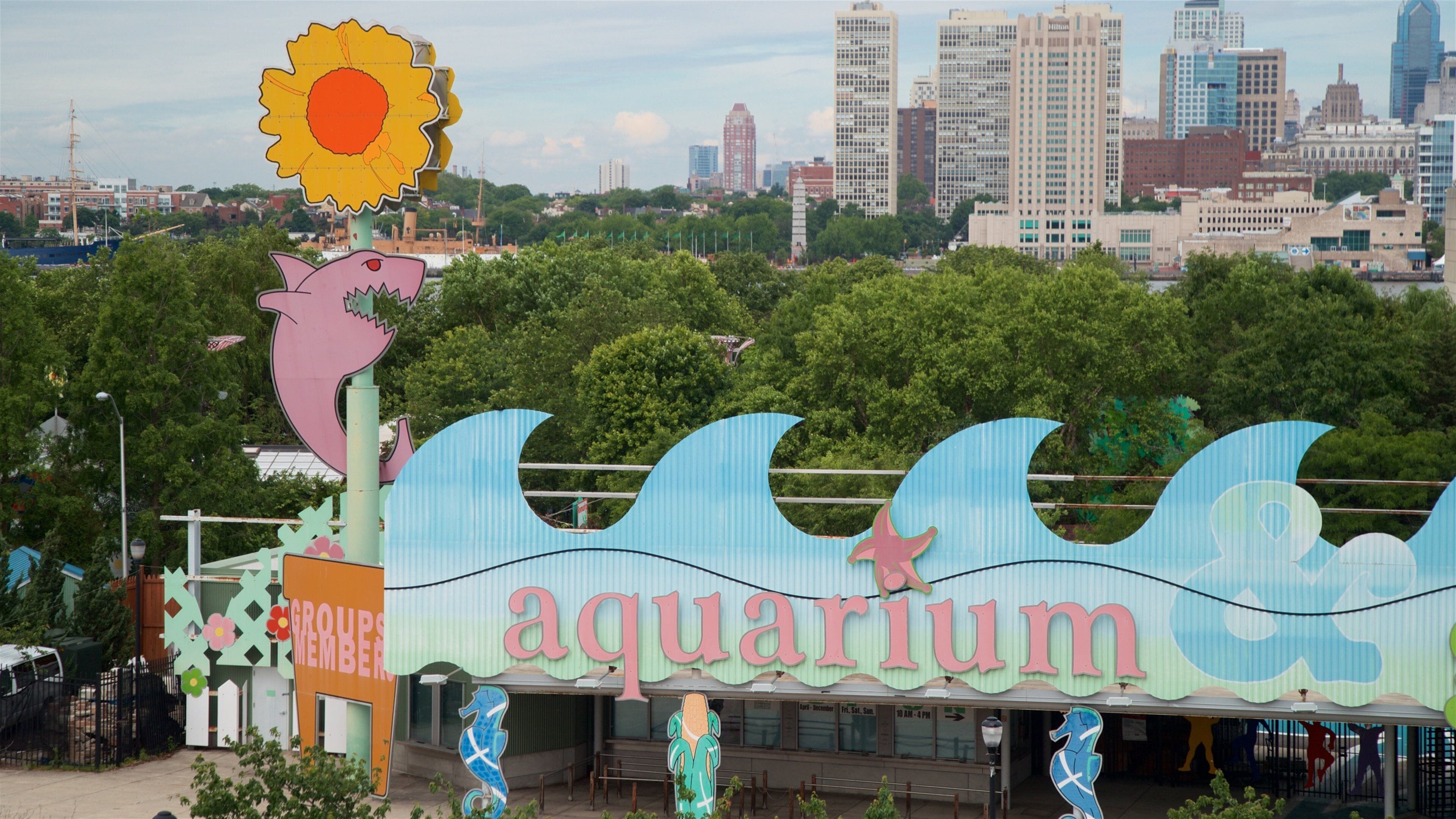 Camden\'s Children Garden mostrando señalización, una ciudad y un rascacielos