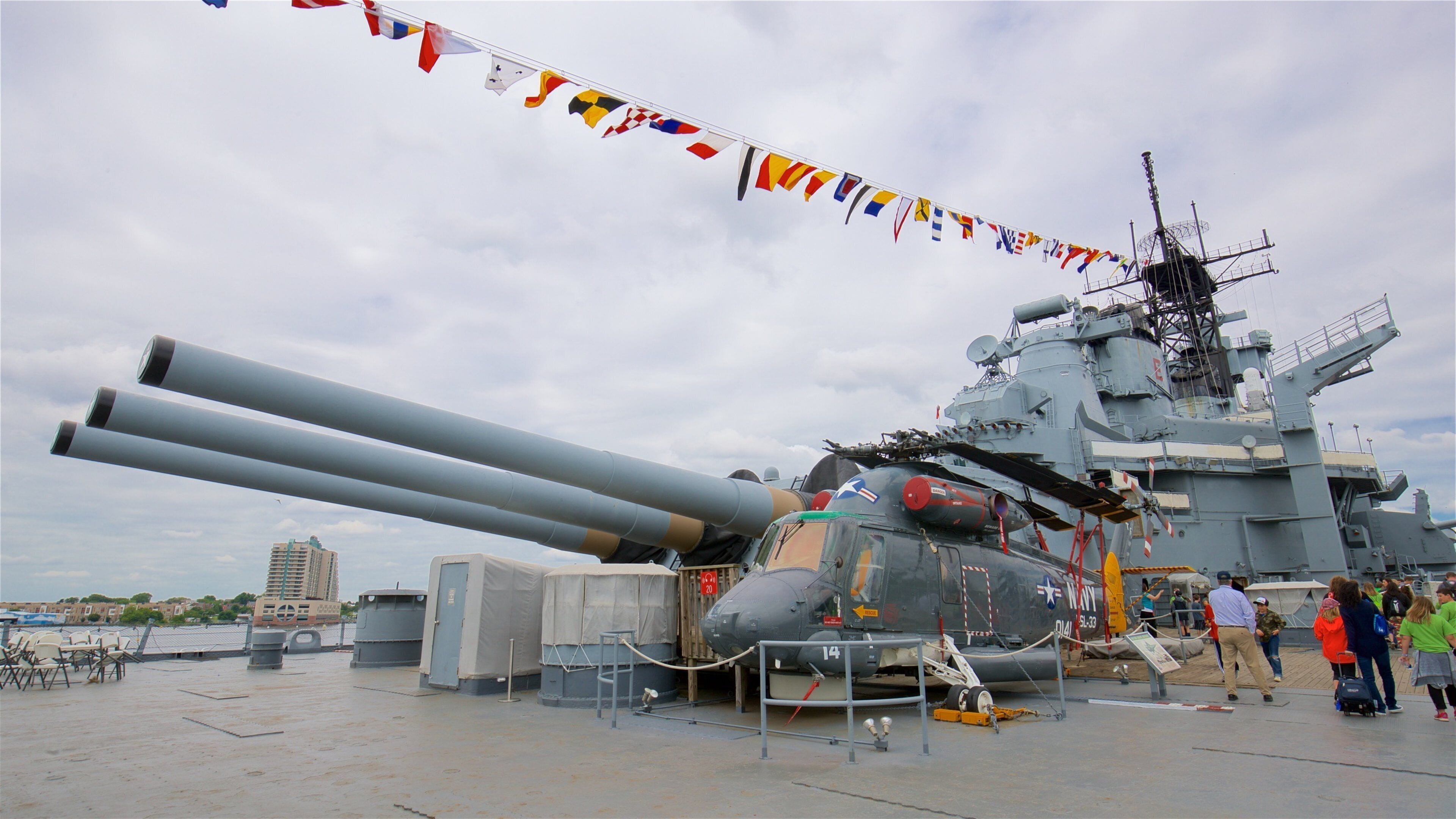 Museo USS Battleship New Jersey que incluye un club náutico y artículos militares y también un pequeño grupo de personas