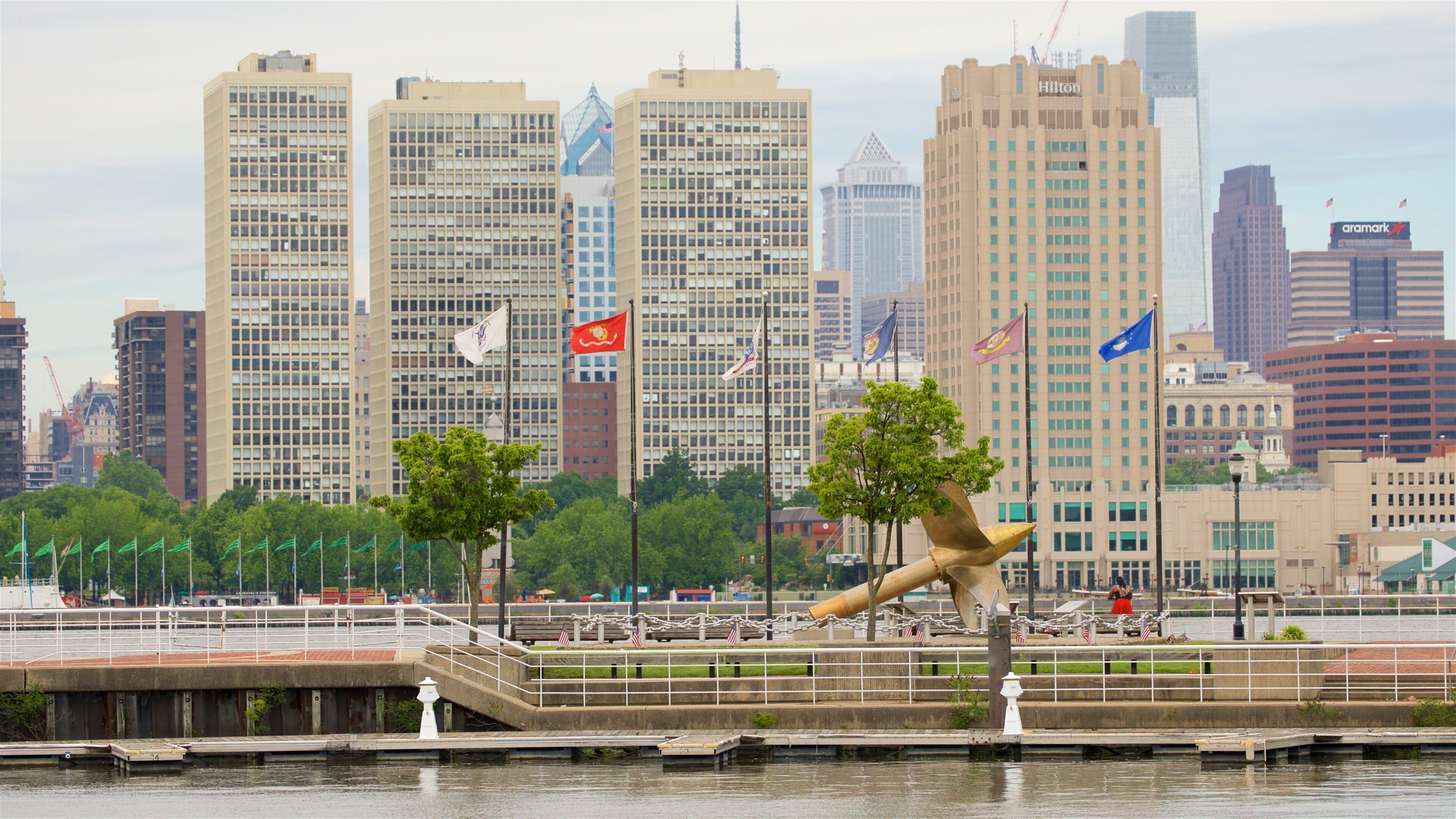 위긴스 파크 앤 마리나 을 특징 풍경, 고층 건물 과 강 또는 시내