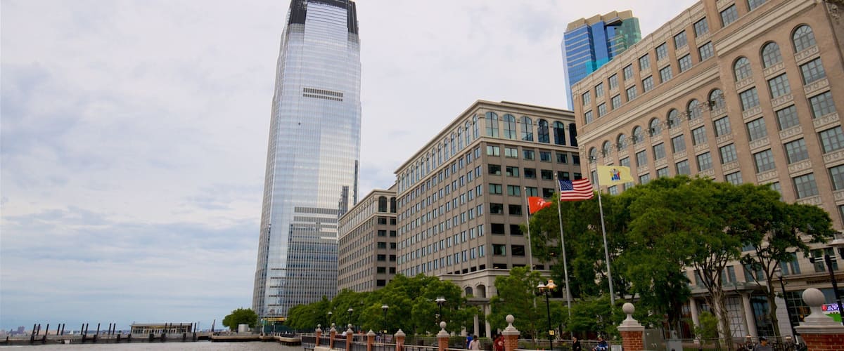 Torre de Goldman Sachs que incluye un edificio de gran altura, una bahía o puerto y una ciudad
