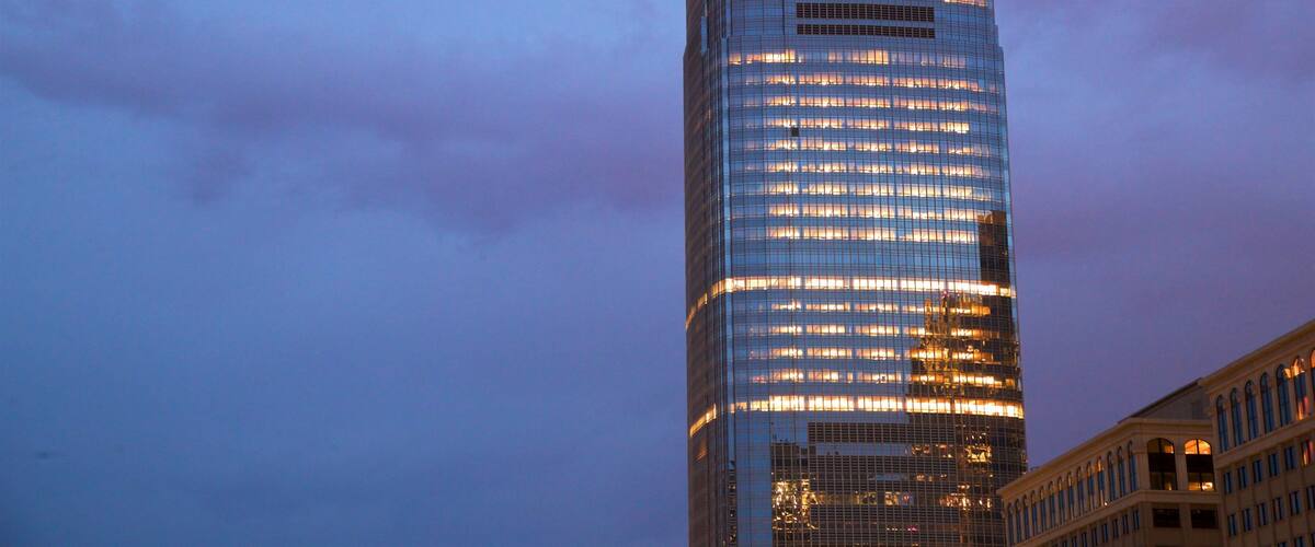 Goldman Sachs Tower mostrando um edifício e cenas noturnas