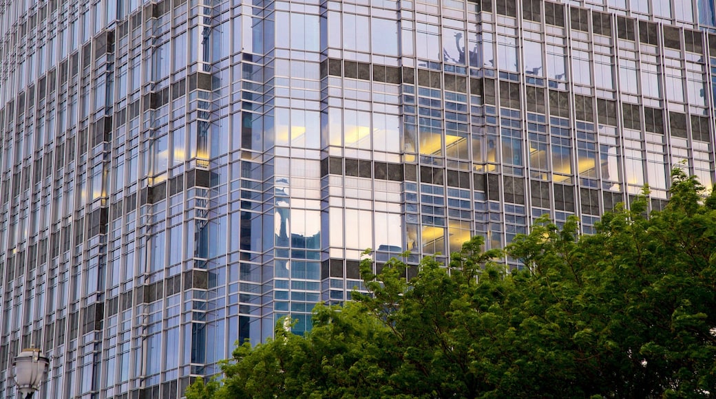 Goldman Sachs Tower showing a city