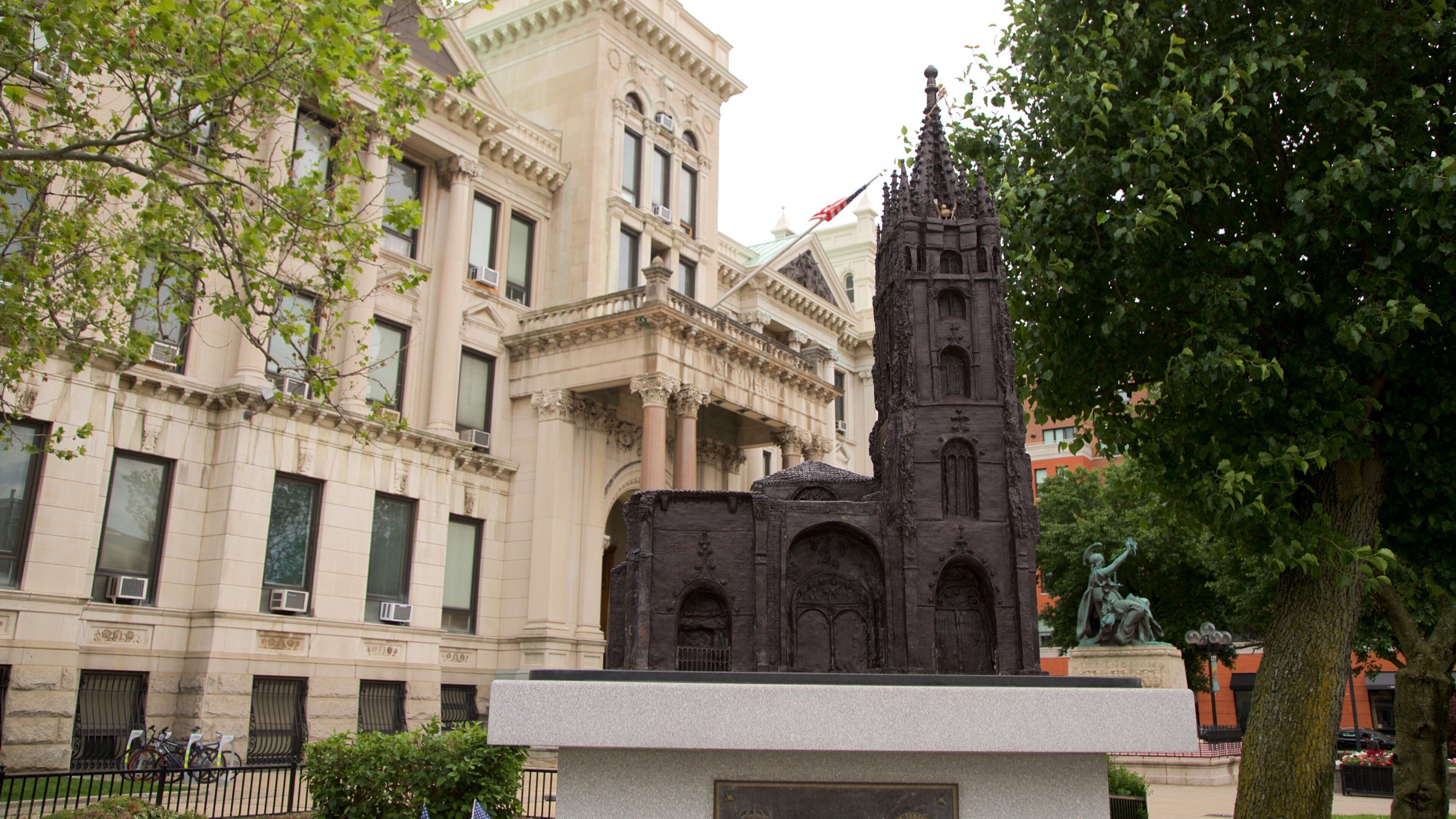 Jersey City City Hall som inkluderer utendørs kunst og kulturarv