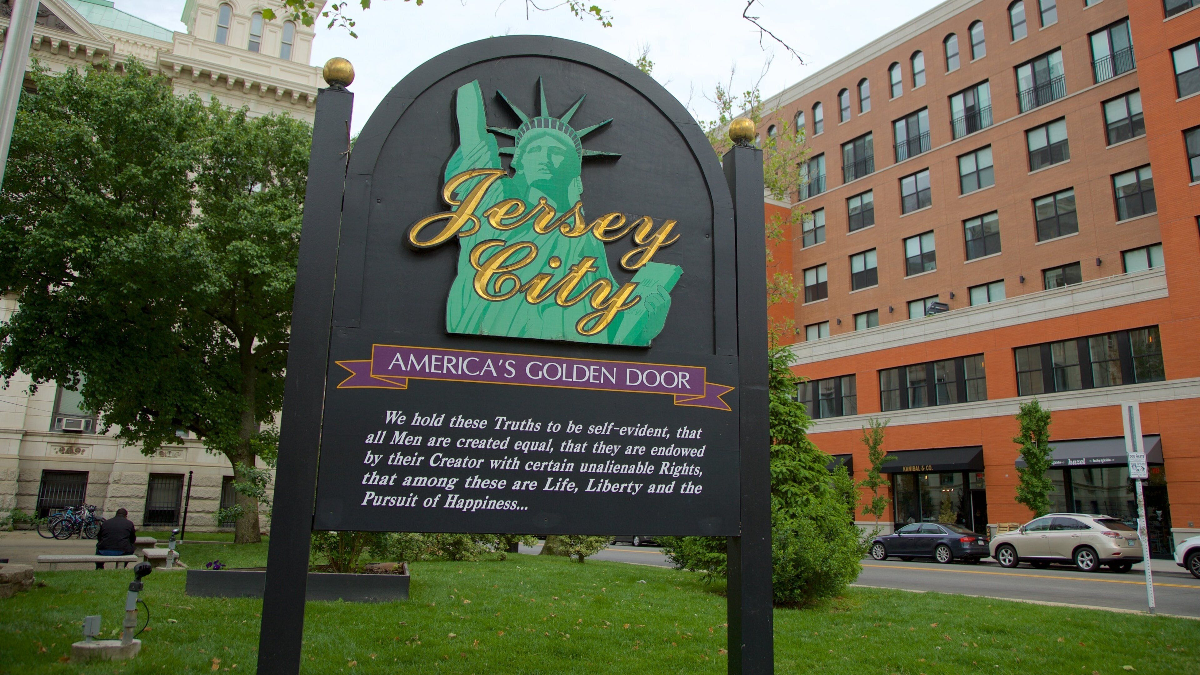 Jersey Cityn kaupungintalo featuring puutarha ja kyltit