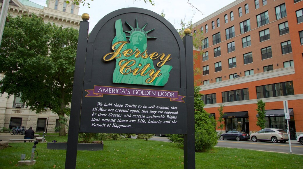 Jersey Cityn kaupungintalo featuring puutarha ja kyltit