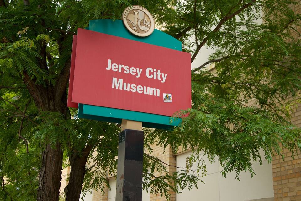 Een bord voor het Jersey City Museum.