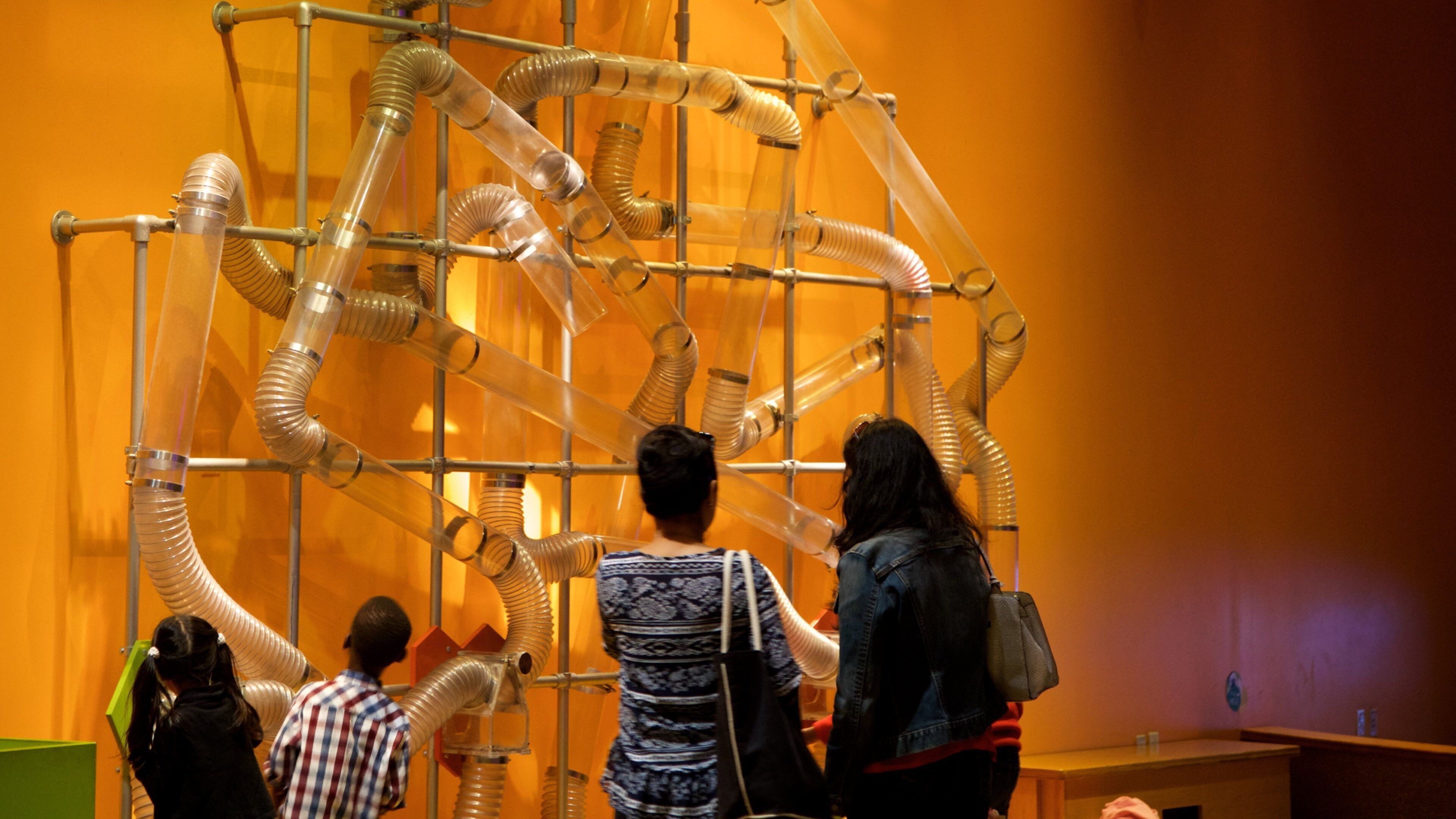 리버티 과학센터 이 포함 실내 전경 뿐만 아니라 소규모 사람들