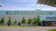Le bâtiment du Liberty Science Center se distingue par sa grande façade en verre et son architecture moderne.