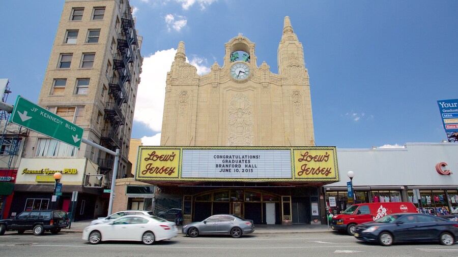 Teatro Loew\'s Jersey mostrando señalización, escenas urbanas y una ciudad