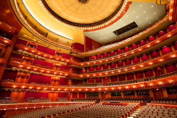 New Jersey Performing Arts Center ofreciendo escenas de teatro, arquitectura moderna y vistas de interior
