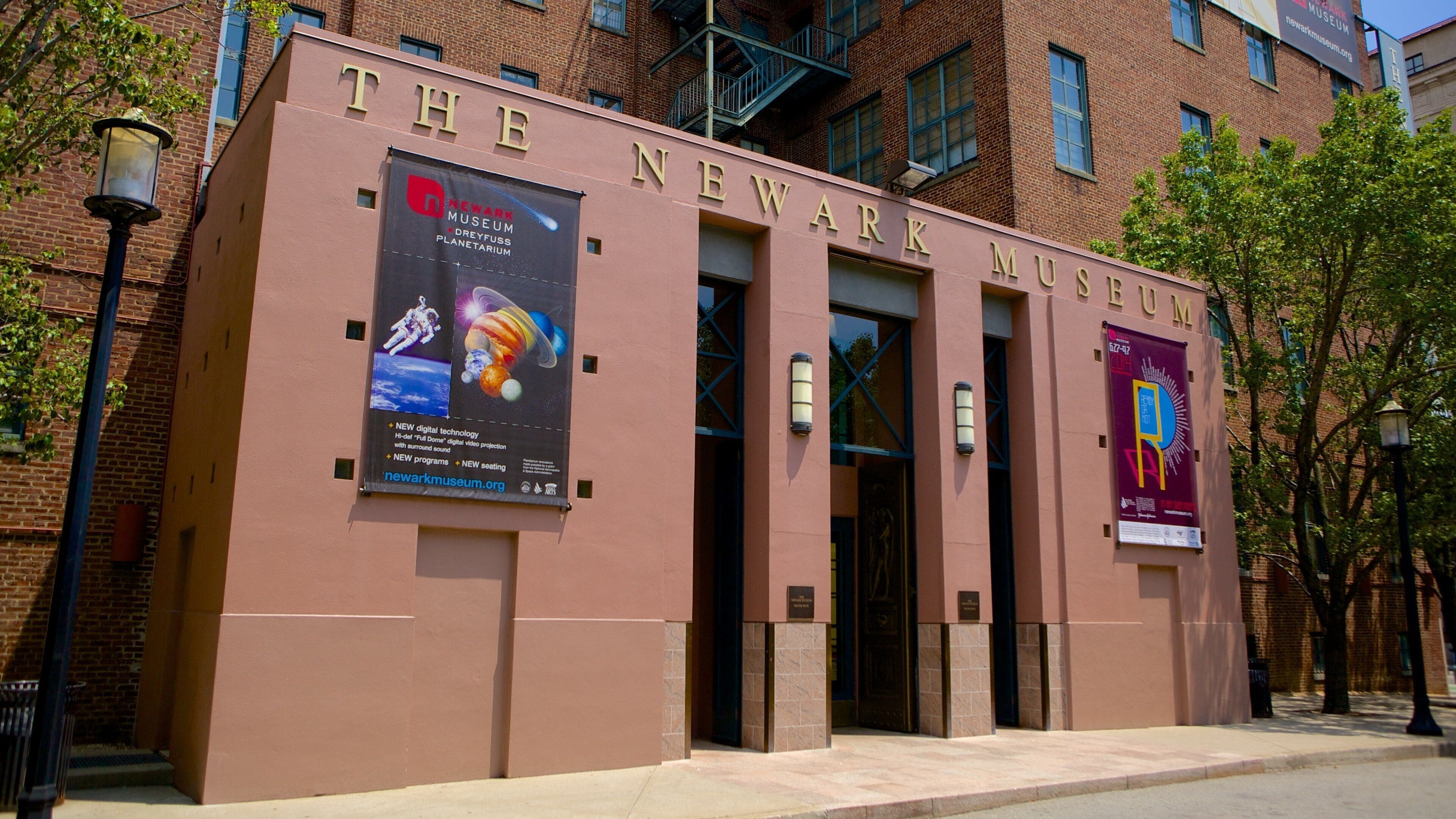 Le bâtiment du musée de Newark, orné de grandes affiches annonçant les expositions.