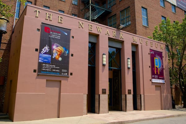 Das Gebäude des Newark Museums mit großen Plakaten, die Ausstellungen bewerben.