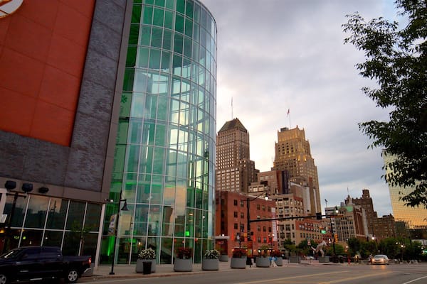 Prudential Center mostrando un edificio alto y una ciudad