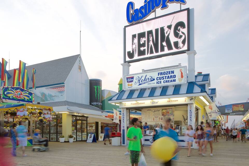 A boardwalk with various shops and a sign for 'Casino' and 'Jens'.