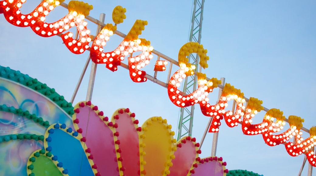 Casino Pier que incluye señalización