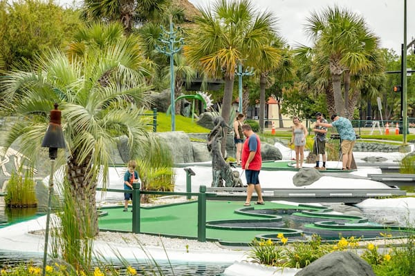 Mount Atlanticus Miniature Golf showing golf as well as a family